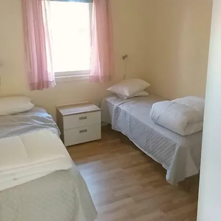 Soederoe Stugby Сasa de vacaciones *